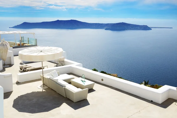 La terraza con vistas al mar en el hotel de lujo, isla de Santorini, Grecia — Foto de Stock