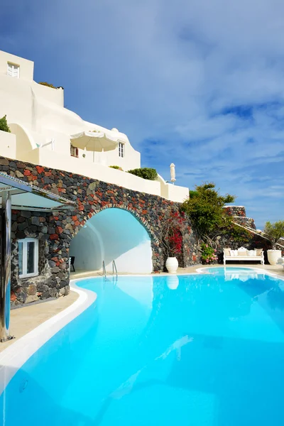 La piscina en el hotel de lujo, isla de Santorini, Grecia —  Fotos de Stock