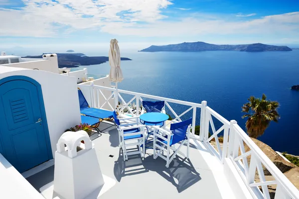 La terraza con vistas al mar en el hotel de lujo, isla de Santorini, Grecia — Foto de Stock