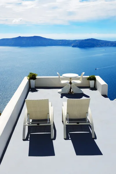 La terraza con vistas al mar en el hotel de lujo, isla de Santorini, Grecia — Foto de Stock