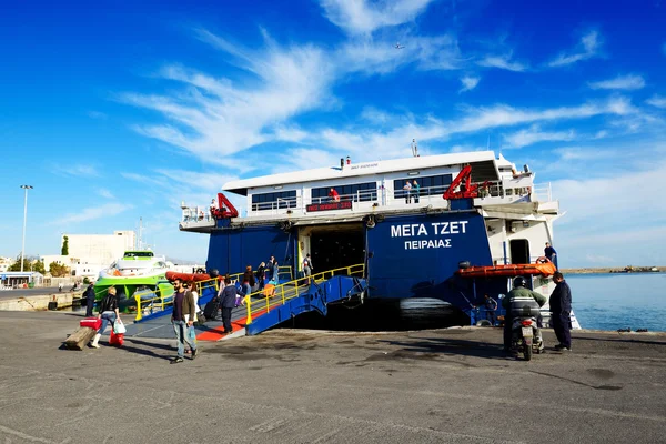 ERAKLION, GRECIA - 17 MAGGIO: Il traghetto per Santorini i — Foto Stock