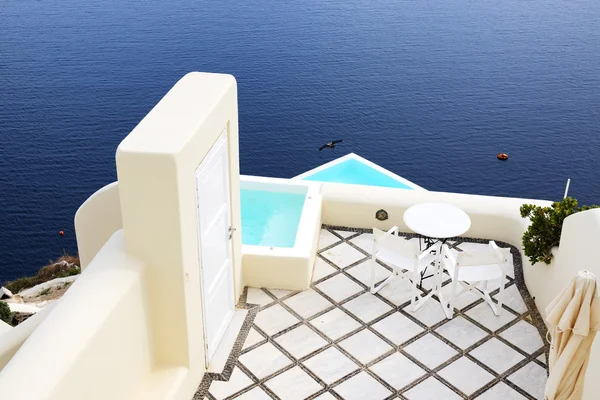 La terrazza vista mare in hotel di lusso, isola di Santorini, Grecia — Foto Stock