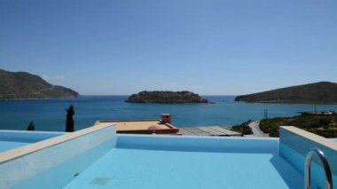 Yüzme Havuzu spinalonga Adası, crete, Yunanistan manzaralı lüks Villa