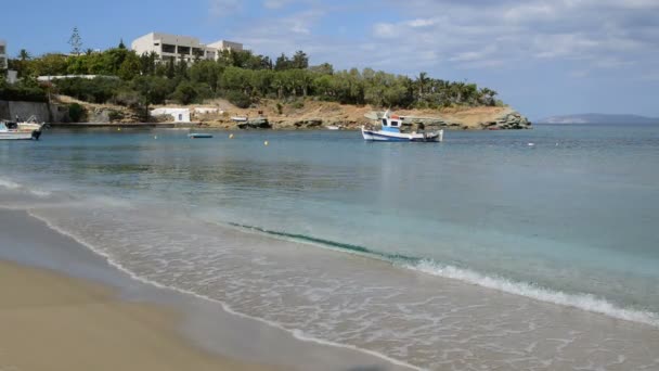 Традиционная греческая лодка для рыбалки вблизи пляжа, Крит, Греция — стоковое видео