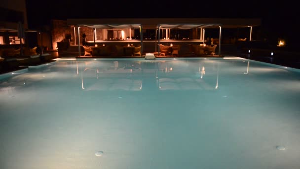 Piscina cerca de bar en la iluminación nocturna en el hotel de lujo, Creta, Grecia — Vídeos de Stock