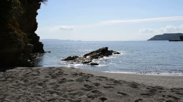 Panning the beach at luxury hotel, Creta, Grécia — Vídeo de Stock