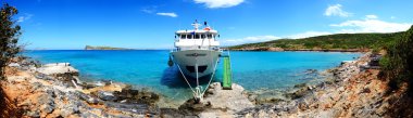 turistler trans için geleneksel Yunan motor yat Panoraması