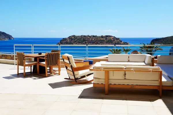 Terraza con vistas al mar en un hotel de lujo con vistas a Spinalonga Islan — Foto de Stock
