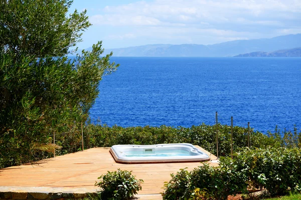 El jacuzzi al aire libre en el hotel de lujo con vistas al mar, Creta, Gree —  Fotos de Stock