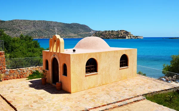 Iglesia Ortodoxa y la isla Spinalonga en el fondo, Creta, Gree — Foto de Stock