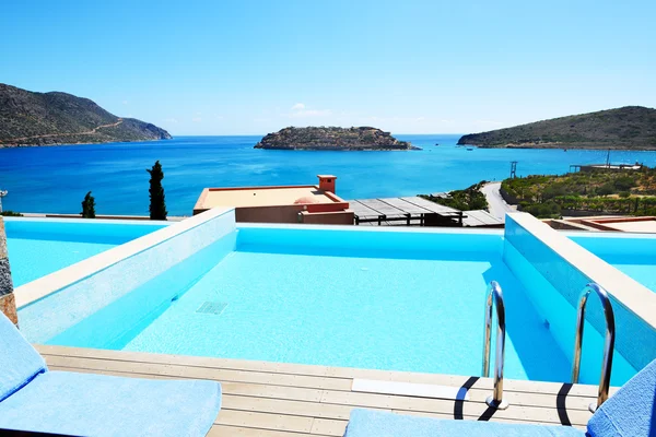 Schwimmbad im Luxushotel mit Blick auf die Spinalonga-Insel, — Stockfoto