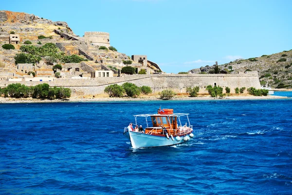 SPINALONGA, GRECIA - 14 MAGGIO: Gli yacht a motore con turisti sono — Foto Stock