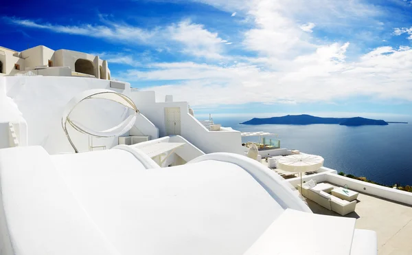 La hamaca de la vista al mar en el hotel de lujo, isla de Santorini, Grecia —  Fotos de Stock
