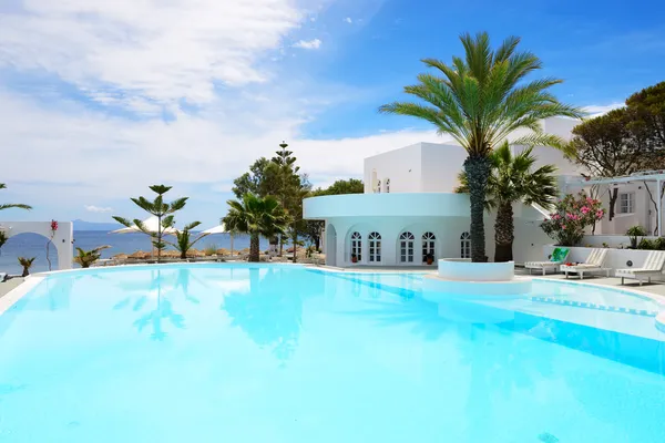 La piscina en el hotel de lujo, isla de Santorini, Grecia —  Fotos de Stock