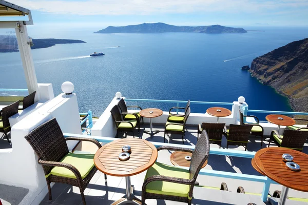 La terraza con vistas al mar en el hotel de lujo, isla de Santorini, Grecia — Foto de Stock