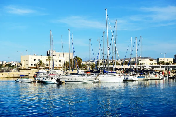 De segelbåtar och motorbåtar är nära piren, Kreta, Grekland — Stockfoto