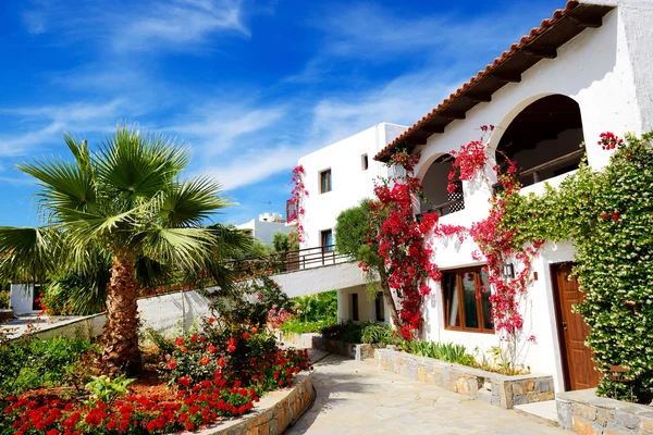 Villa's versierd met bloemen op luxehotel, Kreta, Griekenland — Stockfoto