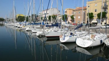 su kanalı ile Park edilmiş Yelkenli Yatlar, rimini, İtalya