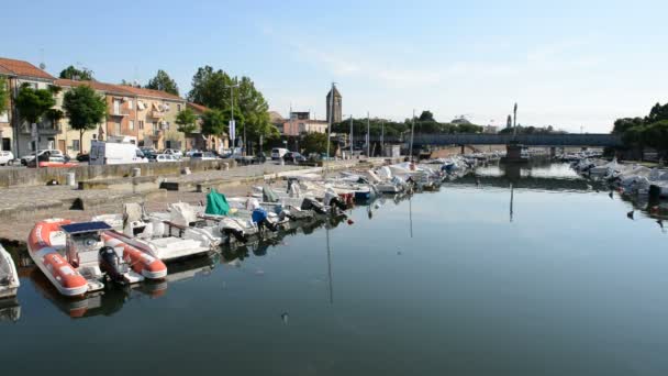 El canal de agua con embarcaciones de motor estacionadas, Rímini, Italia — Vídeos de Stock