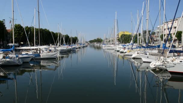 Le canal d'eau avec voiliers garés, Rimini, Italie — Video