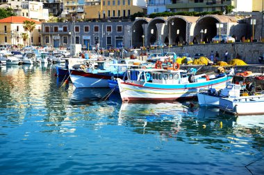 Heraklion, Yunanistan - 12 Mayıs: geleneksel Yunan balıkçı teknesi bir