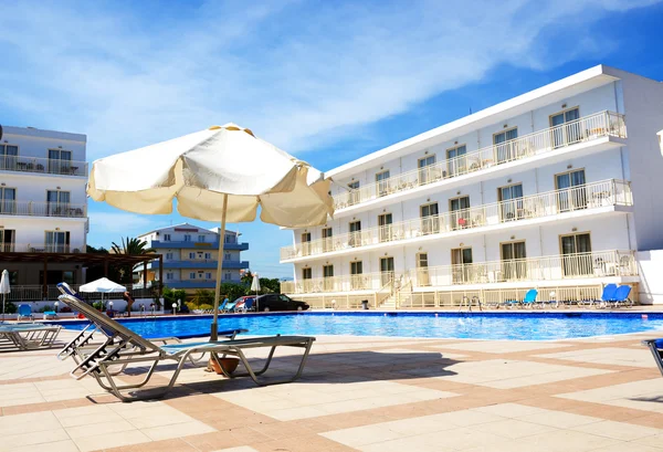 Piscine à l'hôtel de luxe, Crète, Grèce — Photo