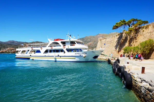 Spinalonga, Griekenland - 14 mei: de motor jachten met toeristen zijn — Stockfoto