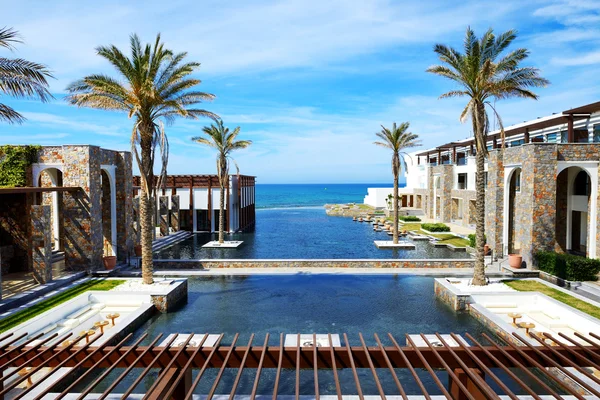 As piscinas e praia no hotel de luxo, Creta, Grécia — Fotografia de Stock