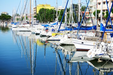 su kanalı ile Park edilmiş Yelkenli Yatlar, rimini, İtalya