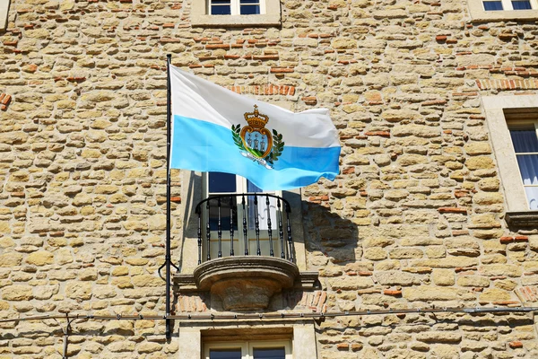 The flag of San Marino on a building — Stock Photo, Image