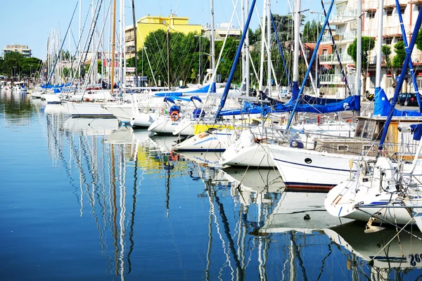 Vodní kanál s zaparkovaných plachet jachty, rimini, Itálie — Stock fotografie