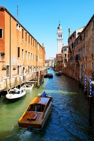 Водное такси с туристами на водном канале, Венеция, Италия — стоковое фото