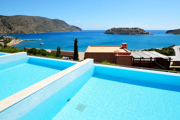 Zwembad in luxehotel met uitzicht op het eiland spinalonga, — Stockfoto