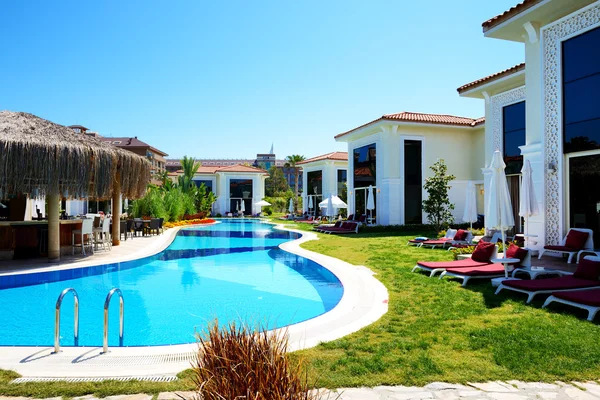 Moradias modernas com piscina no hotel de luxo, Antalya, Turke — Fotografia de Stock