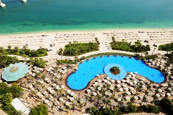 Vista na praia em Jumeirah Palm ilha sintética, Dubai, Emirados Árabes Unidos — Fotografia de Stock