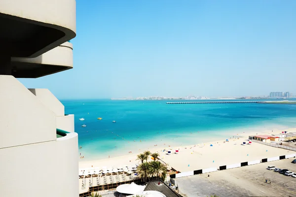 Pohled z balkónu na pláž a jumeirah muž-vyrobené ostrov palm — Stock fotografie