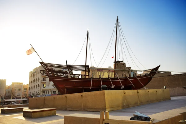 DUBAI, Emirati Arabi Uniti - 10 SETTEMBRE: Il museo di Dubai è turisti importanti a — Foto Stock