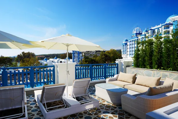 La terraza y el edificio del hotel de lujo, Antalya, Turquía — Foto de Stock