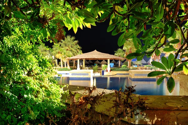 Плавательный бассейн с ночной подсветкой в роскошном отеле Sharm e — стоковое фото