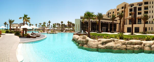 El panorama de la piscina en el hotel de lujo, Saadiyat isla — Foto de Stock