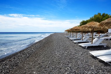 santorini Island, Yunanistan siyah volkanik taşlarla beach