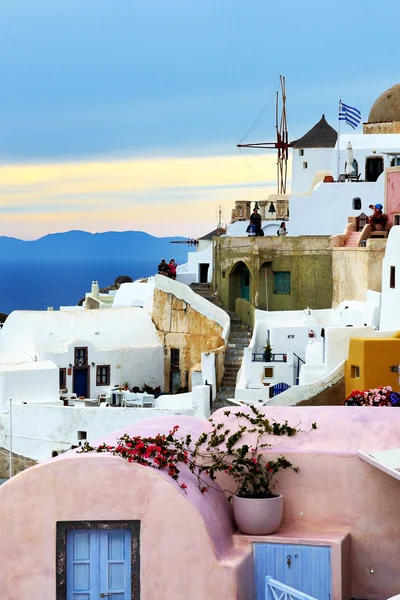 OIA, GREECE - MAY 17: The sunset in Oia town and tourists enjoyi — Stock Photo, Image