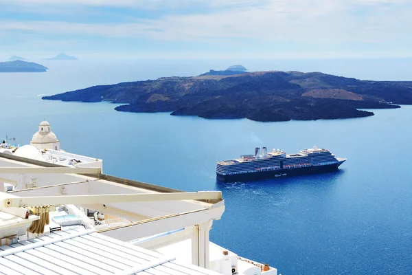 Вид на Эгейское море и круизный лайнер, остров Санторини, Греция — стоковое фото