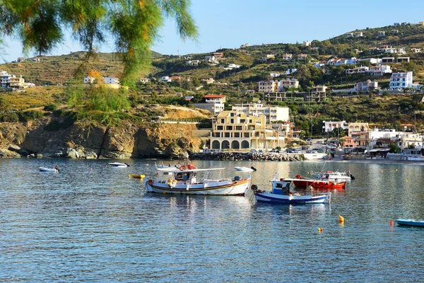 ビーチ、クレタ島、ギリシャの近く伝統的なギリシャの漁船 — ストック写真