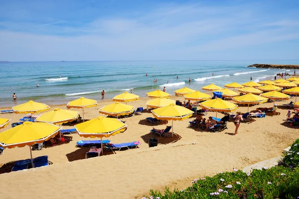 Crete, Griekenland - 12 mei: de toeristen enjoiying hun vakantie op — Stockfoto