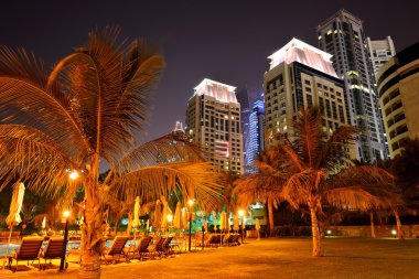 Lüks otelin kumsal gece aydınlatması, Dubai, BAE