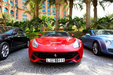 Dubai, Zjednoczone Emiraty Arabskie - 11 września: atlantis palm hotel i limou