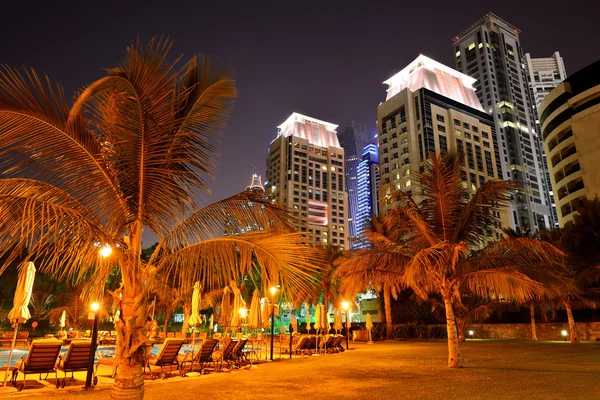 Iluminación nocturna de playa del hotel de lujo, Dubai, Emiratos Árabes Unidos —  Fotos de Stock