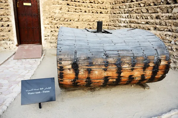 El tanque de agua tradicional en el museo de Dubai, Emiratos Árabes Unidos — Foto de Stock