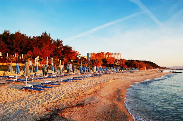 Ligbedden op een strand bij zonsopgang, Chalkidiki, Griekenland — Stockfoto